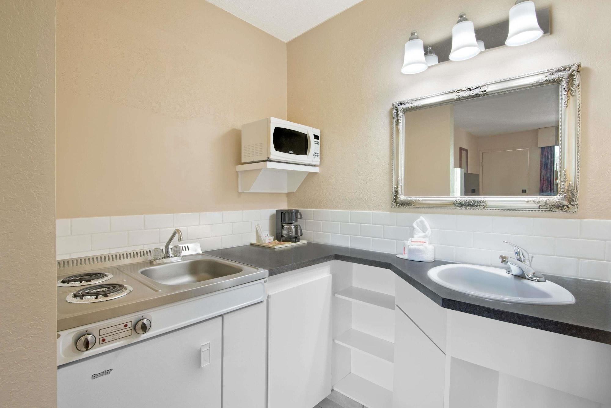 Howard Johnson By Wyndham Red Deer Penhold Exterior photo
