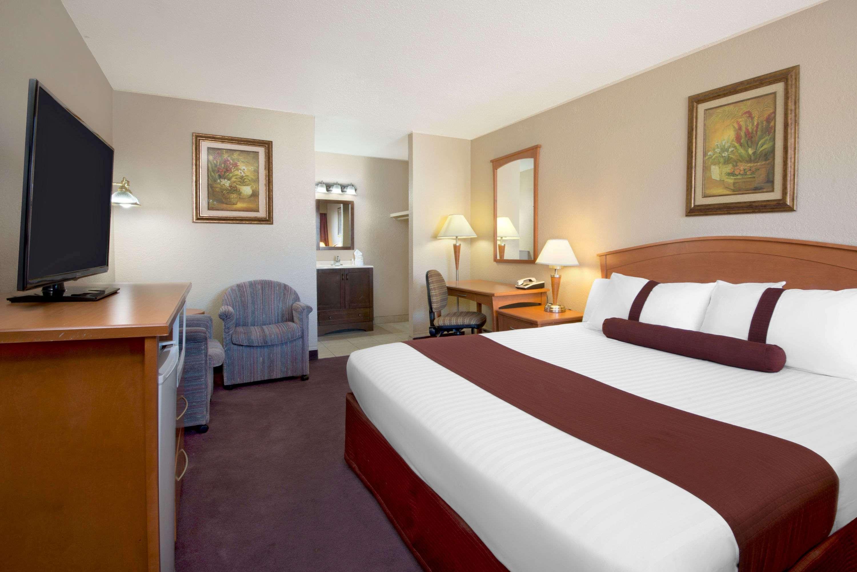 Howard Johnson By Wyndham Red Deer Penhold Exterior photo