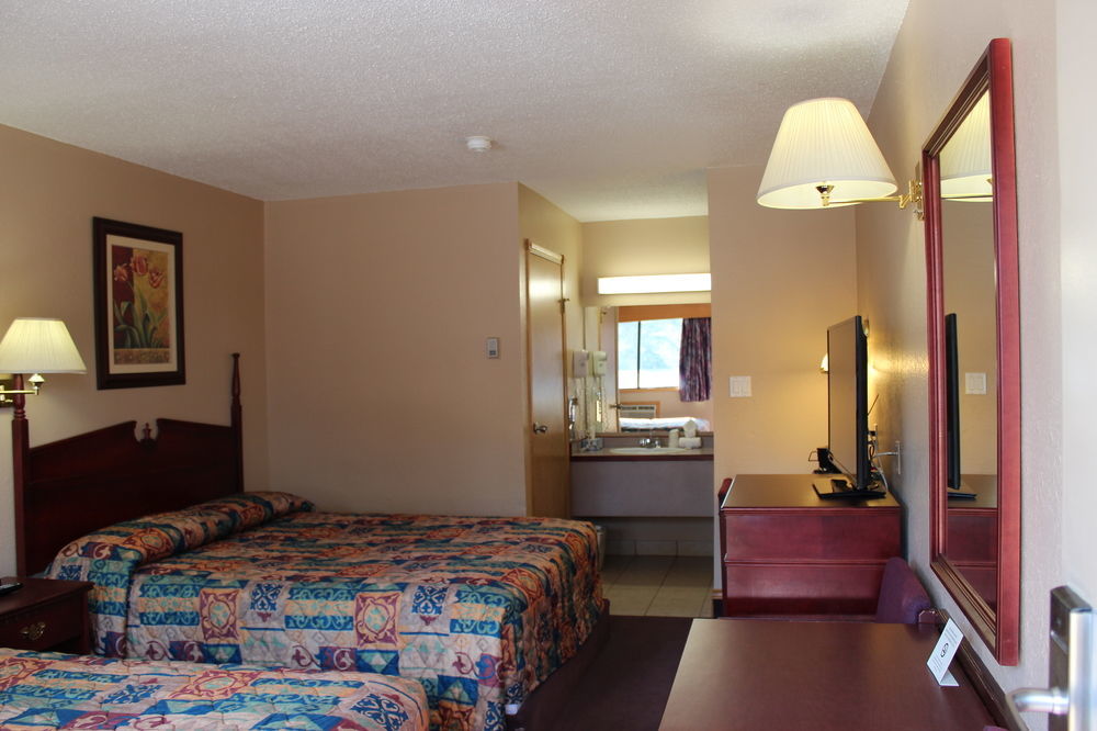 Howard Johnson By Wyndham Red Deer Penhold Exterior photo