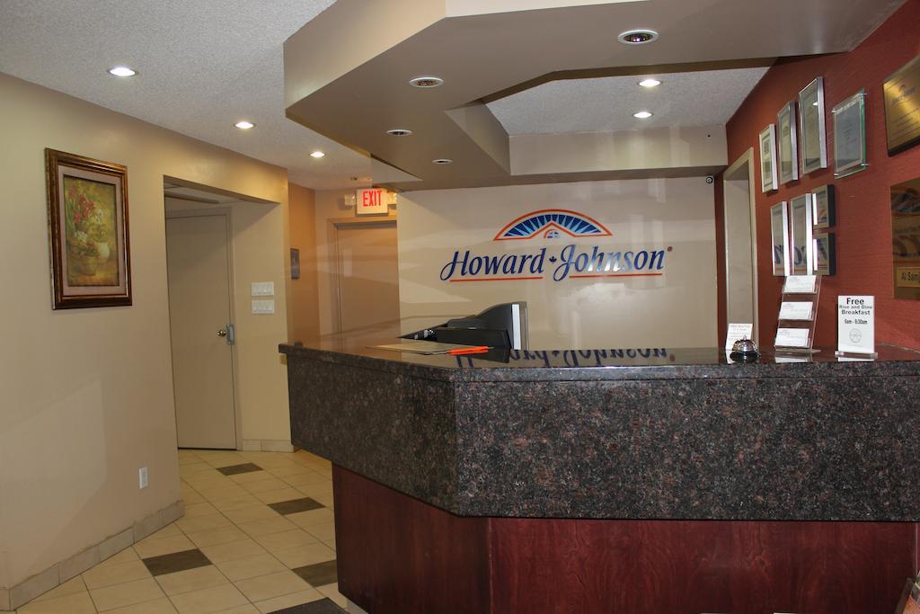 Howard Johnson By Wyndham Red Deer Penhold Exterior photo